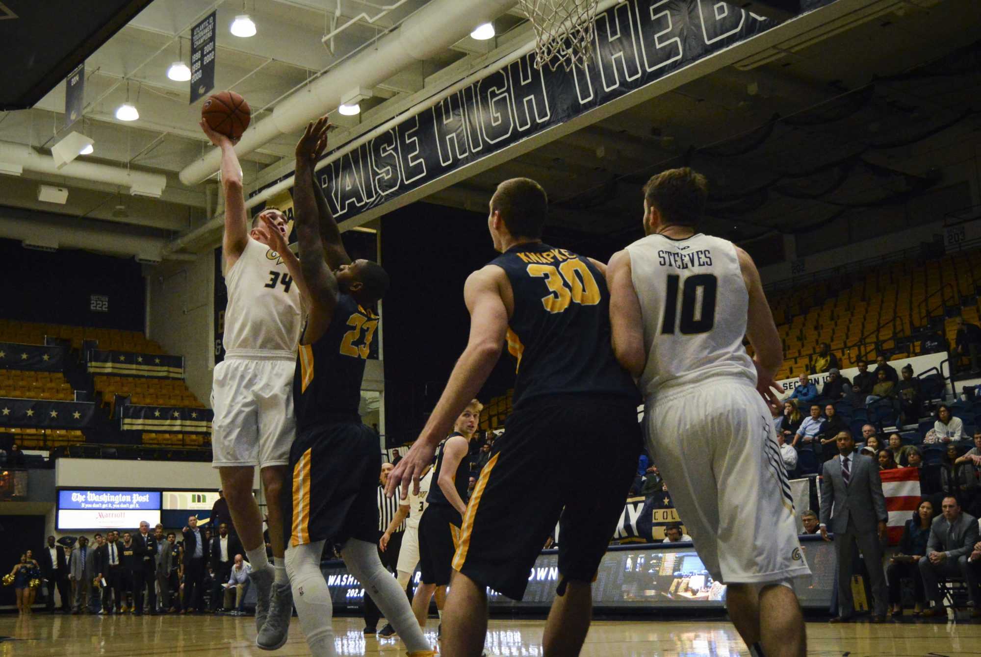 Men’s basketball hangs on against Toledo, advances to CBI