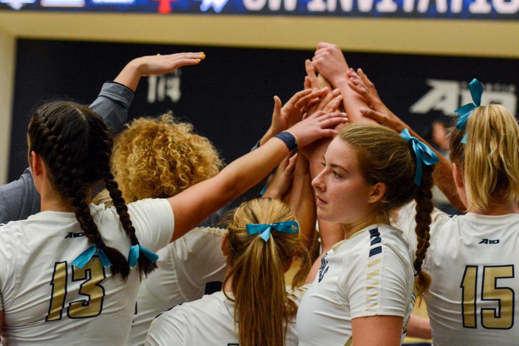 Volleyball+forms+a+huddle+Friday+night+during+its+3-0+loss+against+Indiana.