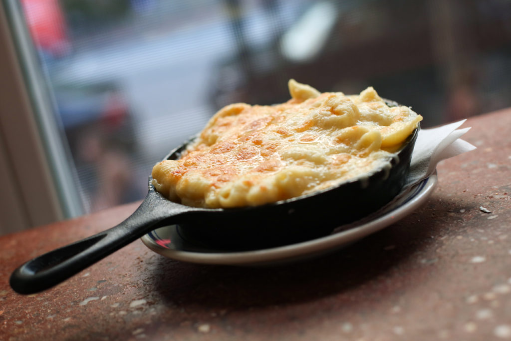 The+mac+and+cheese+%28%2411%29+at+Dukes+Grocery+is+made+with+two+types+of+cheddar+cheese+and+served+in+a+piping+hot+skillet.