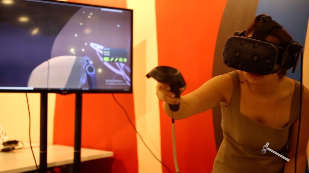 Pop-up exhibit showcases virtual reality equipment