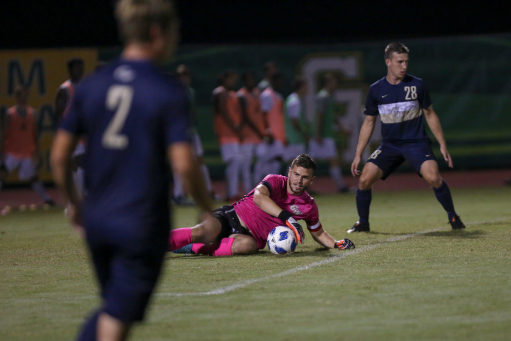 Mens soccer has a hole in its defense since former goalkeeper Thor Arne Höfs graduated in May. 