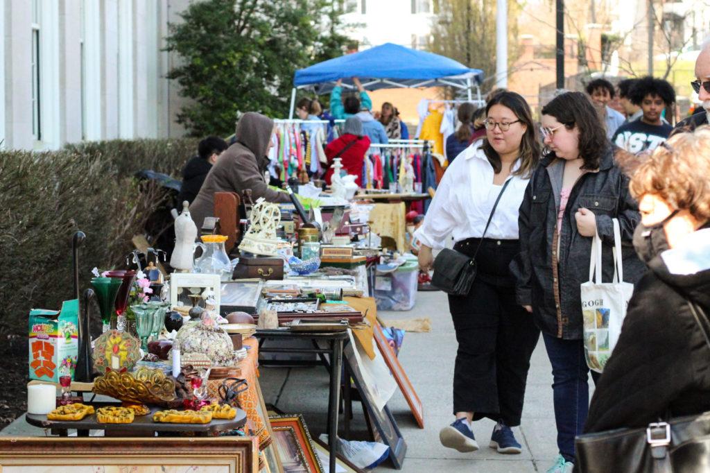 At the entrance of the market you’ll see a variety of clothing and jewelry pieces, but as you make your way to the parking lot you will find paintings, books, records and furniture. 