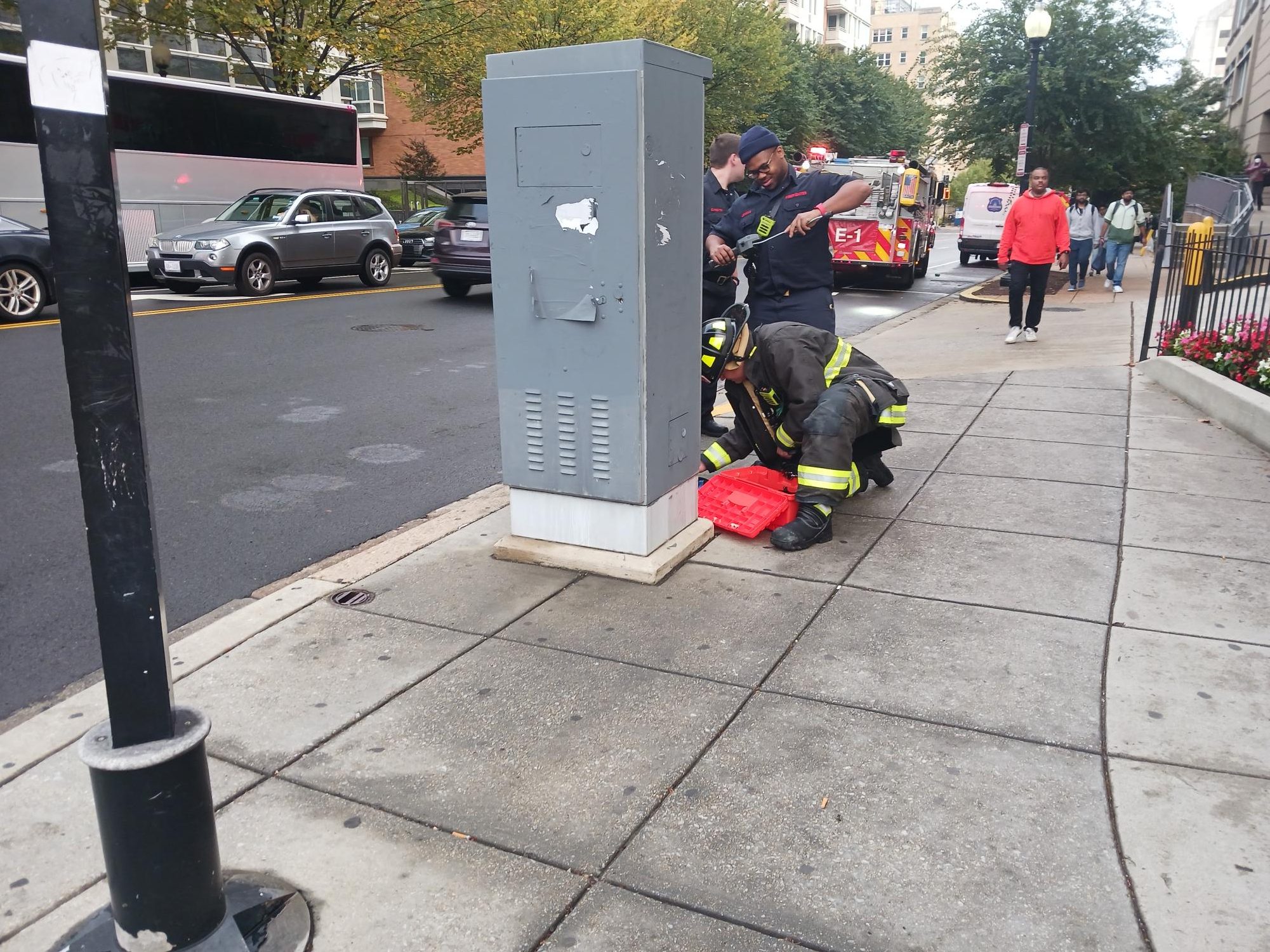 华盛顿特区消防部门应对雾谷地铁站附近的煤气泄漏事件