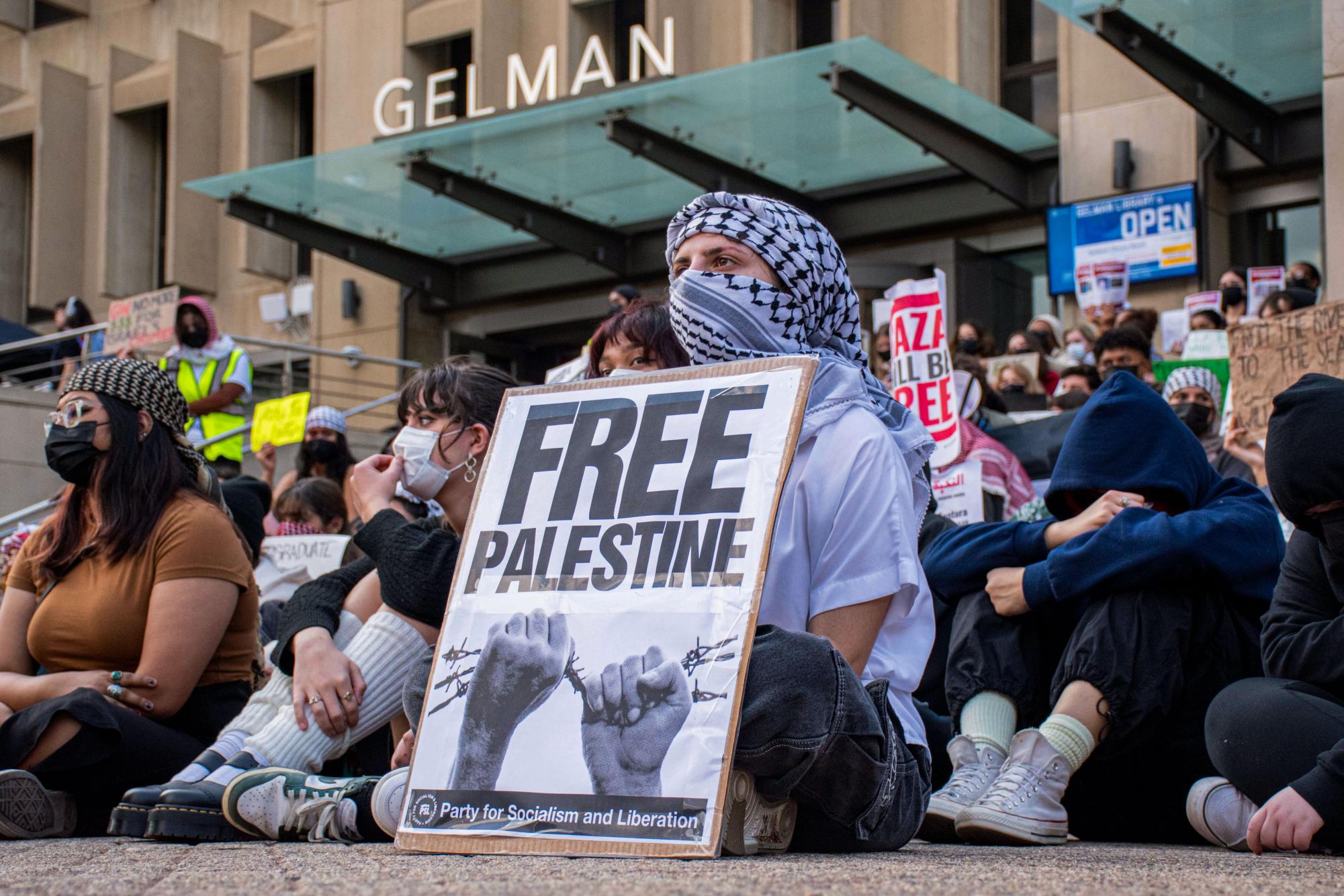 学生聚集在图书馆台阶上举行亲巴勒斯坦的坐-in，前往国务院游行