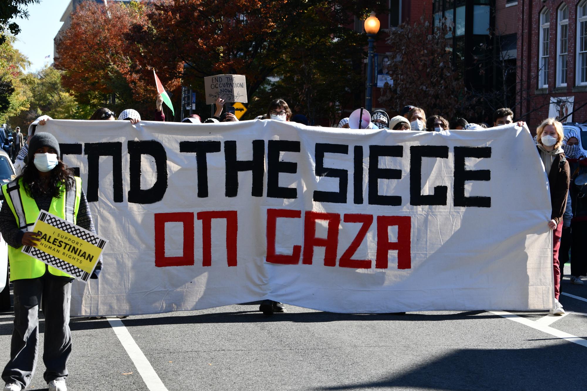 “亲巴勒斯坦的学生在格兰伯格就职典礼外举行抗议活动 - 《GW Hatchet》”