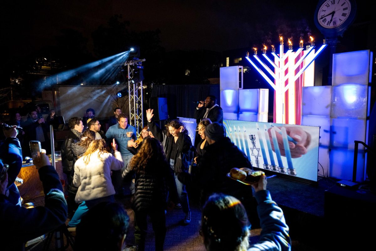 Chabad GW hosts ‘pre mega Chanukah’ in Kogan Plaza