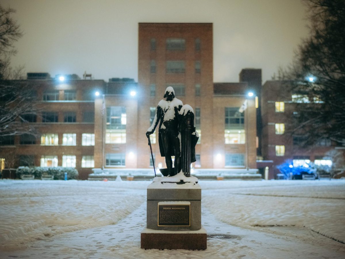 Snow+accumulates+on+the+George+Washington+statue+in+University+Yard.