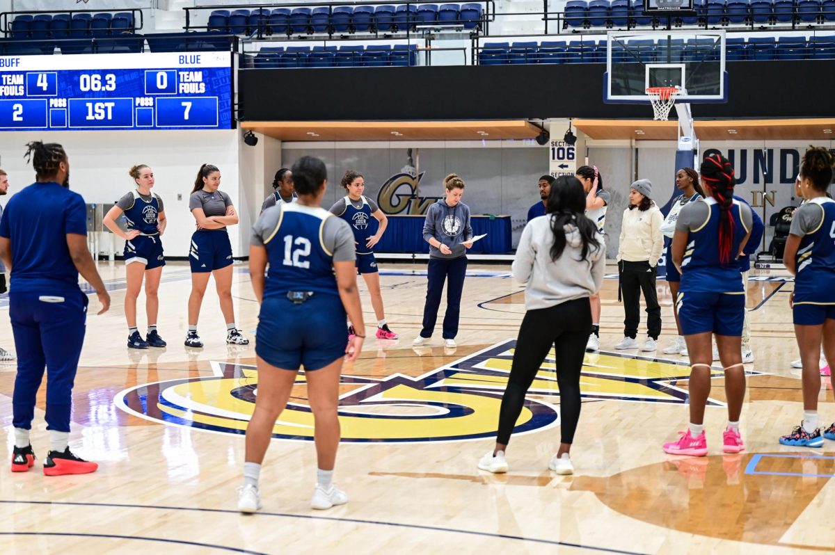 The women’s basketball term circles up and listens to Head Coach Caroline McCombs to conclude an October practice.