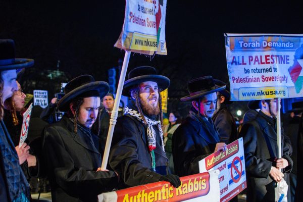 Pro-Palestinian protesters condemn Trump-Netanyahu meeting outside White House – The GW Hatchet